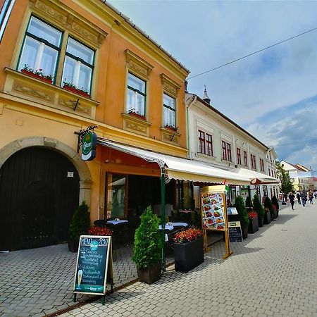 Cherry Apartman Eger Exteriör bild