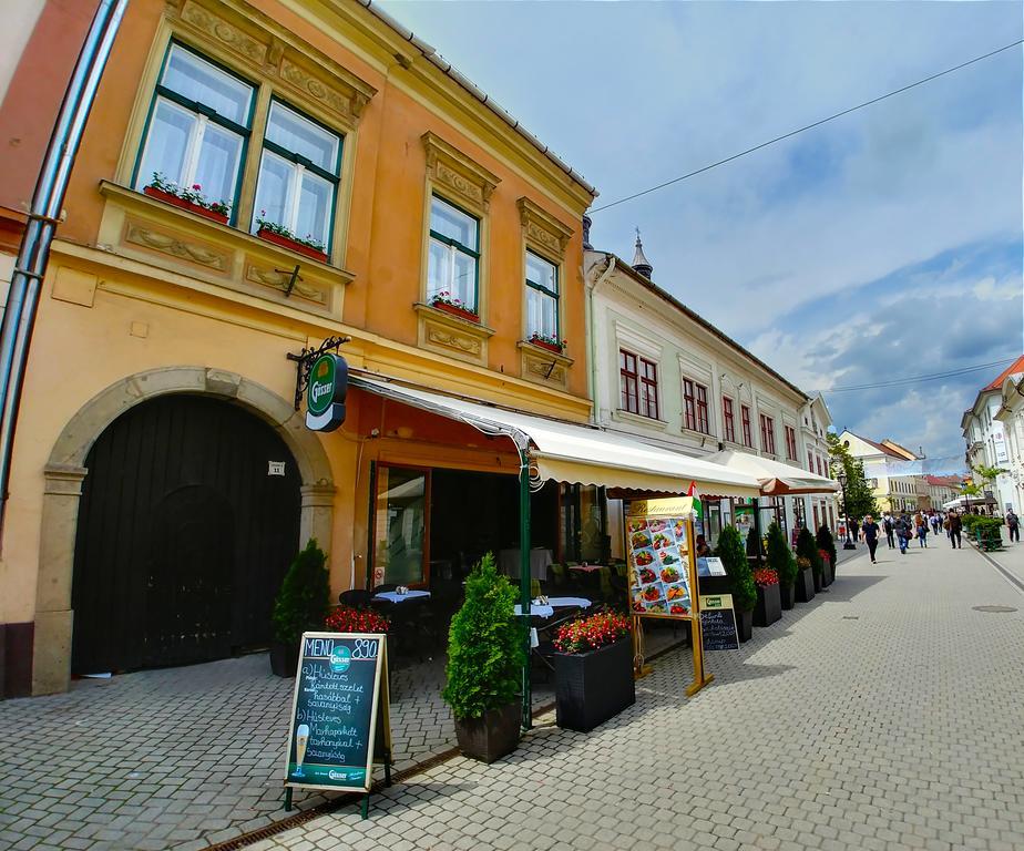 Cherry Apartman Eger Exteriör bild