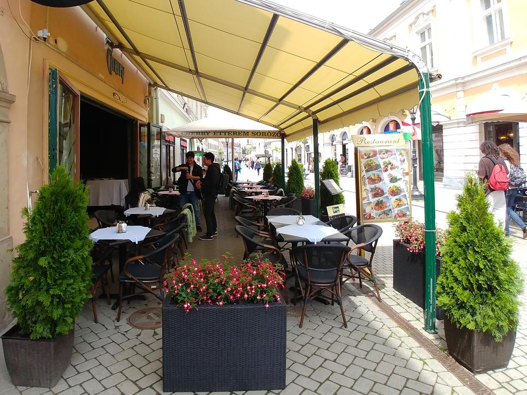 Cherry Apartman Eger Exteriör bild